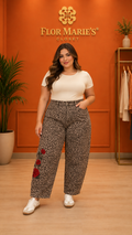 Jean Plus Size Barrel Animal Print con Rosas Rojas Bordadas