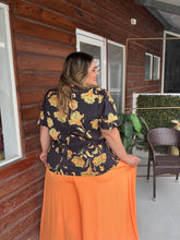 Cargar imagen en el visor de la galería, BLUSA NEGRA FLORES NARANJAS