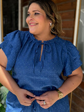 Cargar imagen en el visor de la galería, SET PLUS SIZE AZUL CON BRILLO Y CUELLO CON RUCHAS