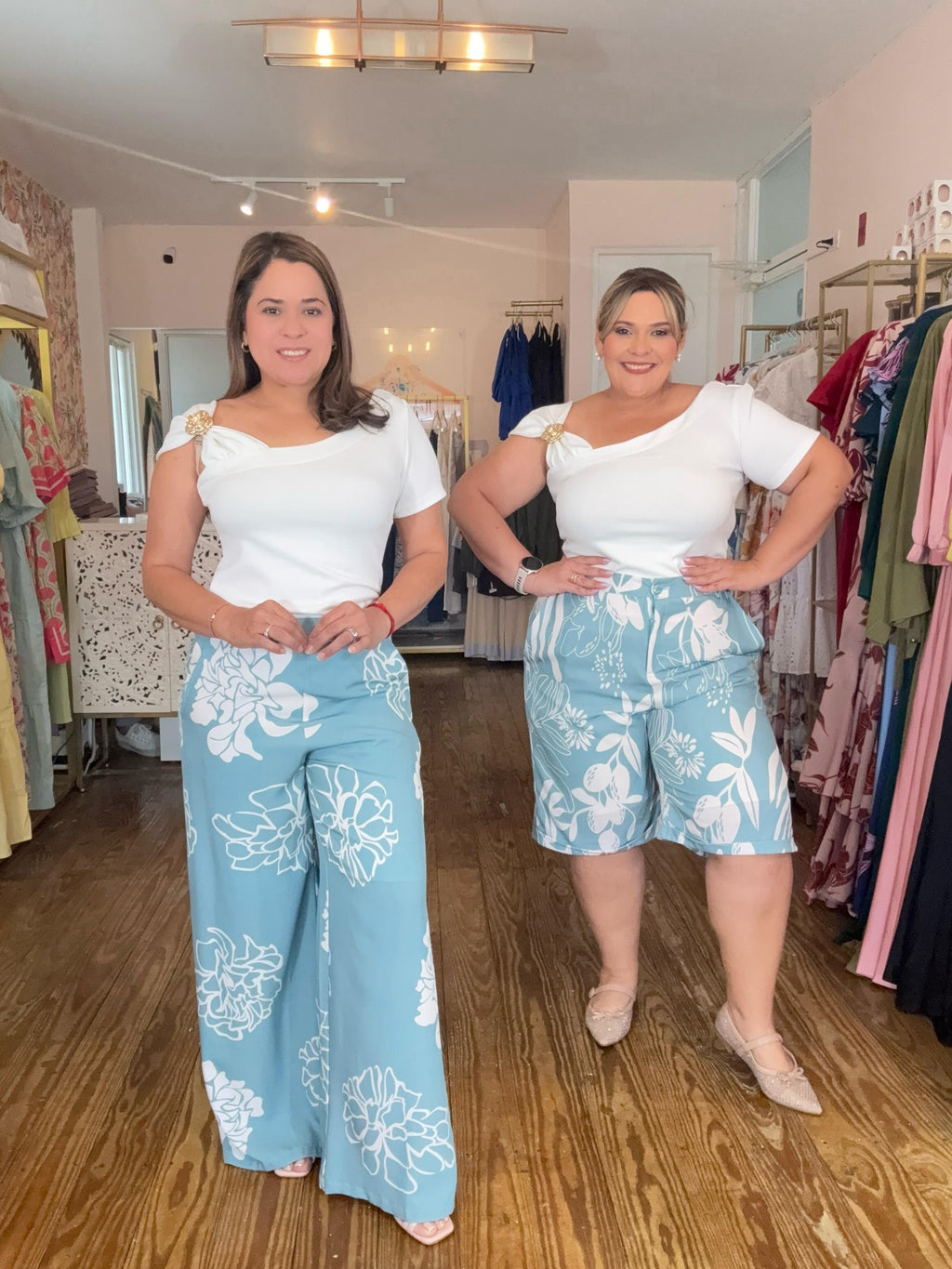Blusa Blanca Elegante para Mujer con Lazo Decorativo – Blusa Casual Chic para Oficina y Eventos | Moda Femenina en Panamá
