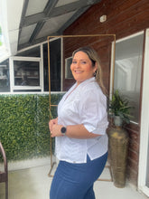 Cargar imagen en el visor de la galería, BLUSA OJALILLO BLANCA