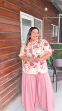 Cargar imagen en el visor de la galería, BLUSA CREAM ESTAMPADO FLORES ROJO LILA