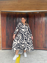 Cargar imagen en el visor de la galería, VESTIDO CARMEN BEIGE-NEGRO