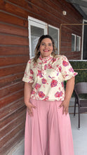 Cargar imagen en el visor de la galería, BLUSA CREAM ESTAMPADO FLORES ROJO LILA