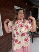 Cargar imagen en el visor de la galería, BLUSA CREAM ESTAMPADO FLORES ROJO LILA