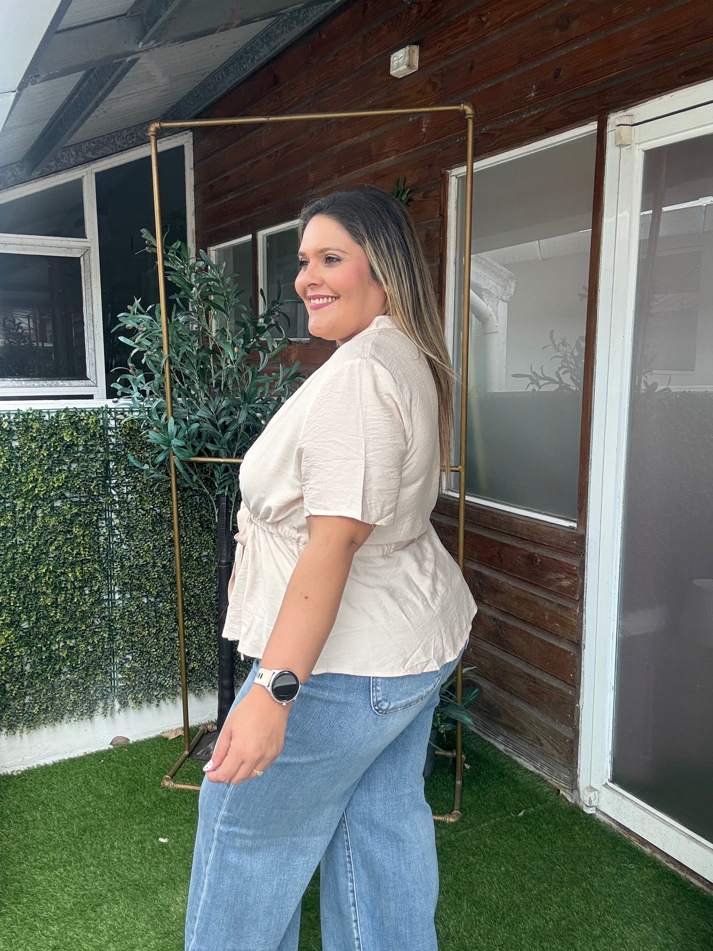 Blusa Beige Elegante para Mujer con Cintura Ajustable/Boutique de Ropa para Mujer en Panamá