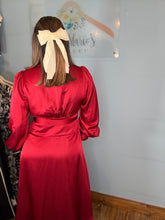 Cargar imagen en el visor de la galería, VESTIDO CRUZADO DE SATIN  ROJO VINO