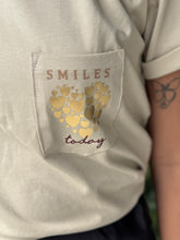 Cargar imagen en el visor de la galería, SWEATER  CORAZONES DORADOS ARENA