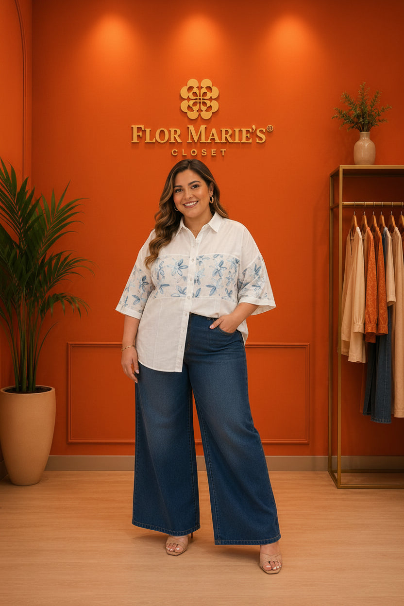 Blusa Plus Size Blanca con Estampado Floral Azul | Camisa Elegante para Mujer Tallas Grandes en Panamá
