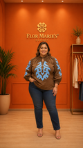 Blusa Bohemia Café Plus Size Con Bordado Azul Cielo- Manga Larga Cuello Alto Volante Para Mujer en Panamá