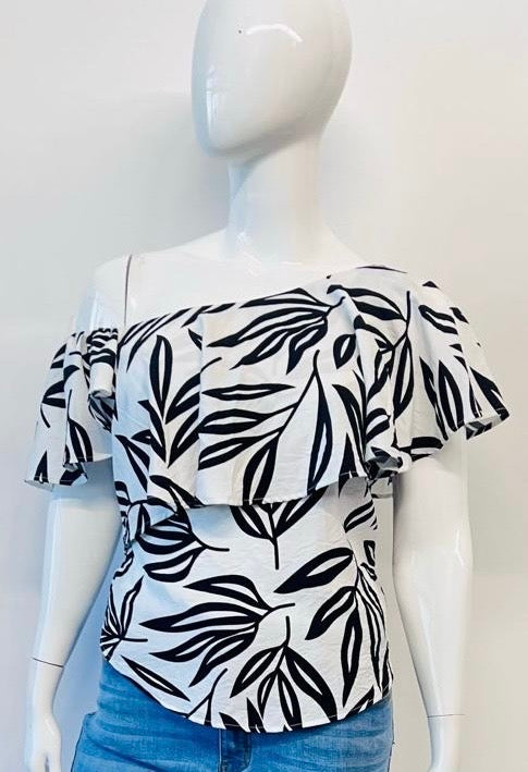 BLACK UPPER RUFFLE BLOUSE
