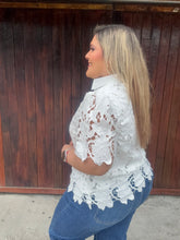 Cargar imagen en el visor de la galería, BLUSA ENCAJE BLANCA