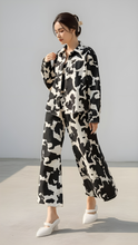 Cargar imagen en el visor de la galería, JACKET COW PRINT CAFE