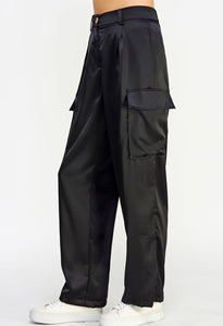 PANTALON NEGRO SATINADO ESTILO CARGO