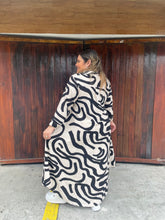 Cargar imagen en el visor de la galería, VESTIDO CARMEN BEIGE-NEGRO