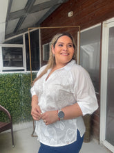 Cargar imagen en el visor de la galería, BLUSA ROSA BLANCA