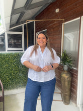 Cargar imagen en el visor de la galería, BLUSA OJALILLO BLANCA