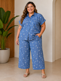 Conjunto Plus Size Azul de Camisa y Pantalón Crop con Estampado Floral