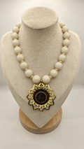 Collar Colombiano Blanco De Girasol Con Baño De Oro De 24K