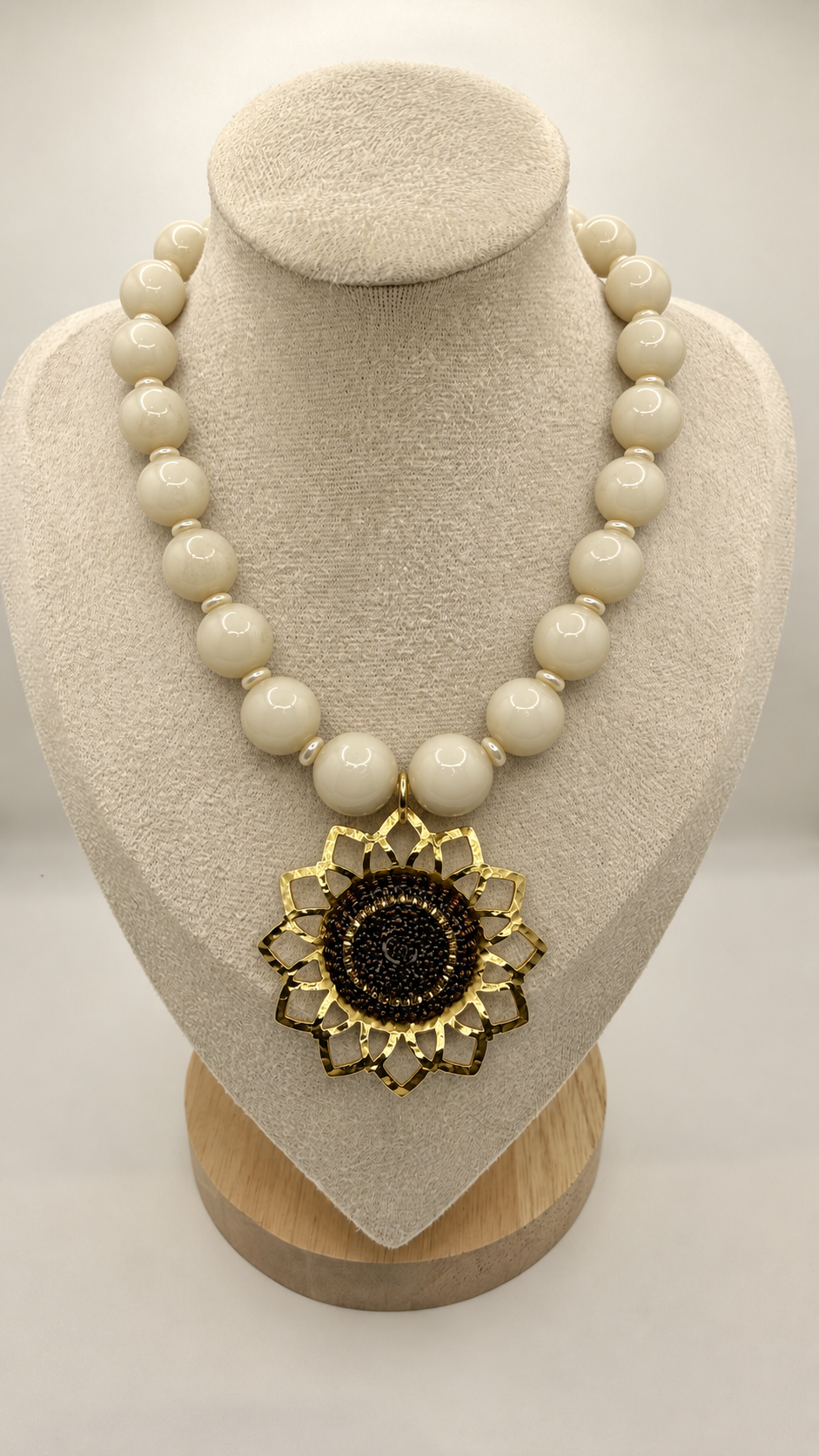 Collar Colombiano Blanco De Girasol Con Baño De Oro De 24K