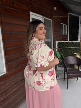 Cargar imagen en el visor de la galería, BLUSA CREAM ESTAMPADO FLORES ROJO LILA