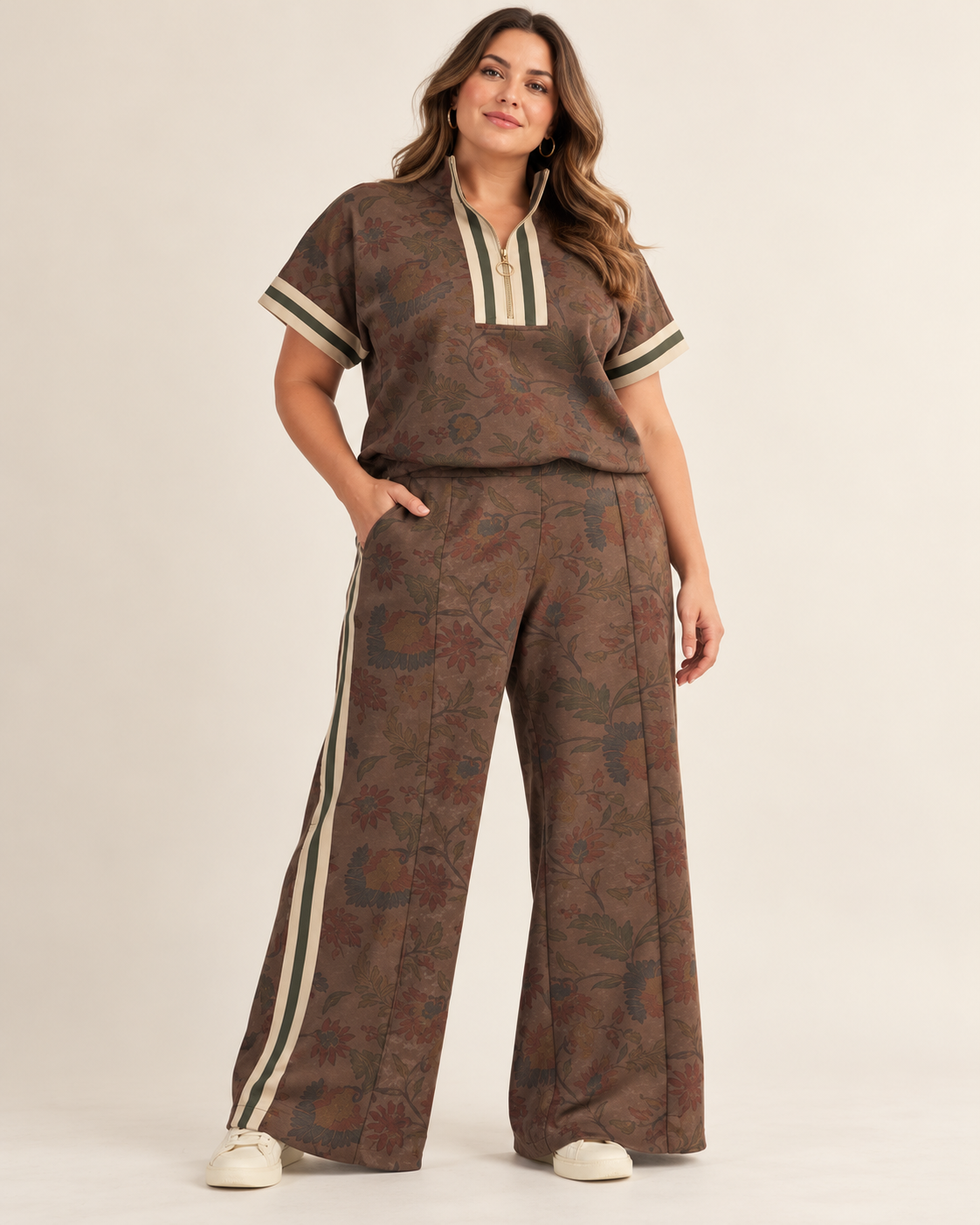 Conjunto Plus Size Floral Chocolate con Pantalón Wide Leg y Rayas Laterales