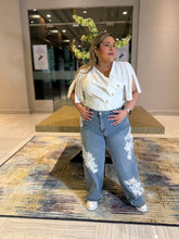 Cargar imagen en el visor de la galería, PANTALON JEANS AZUL CON FLORES BLANCA