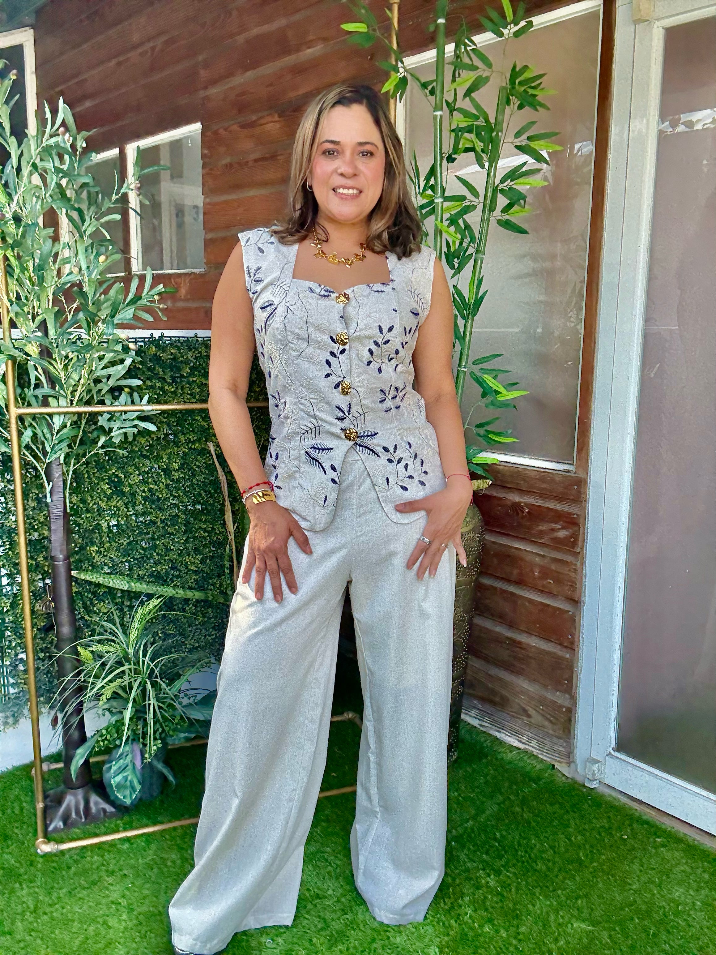 BLUSA BEIGE BORDADO AZUL