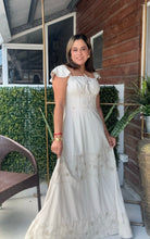 Cargar imagen en el visor de la galería, VESTIDO PRINCES BEIGE