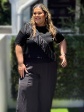 Cargar imagen en el visor de la galería, BLUSA PLUS SIZE NEGRA CON FLECOS