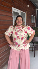 Cargar imagen en el visor de la galería, BLUSA CREAM ESTAMPADO FLORES ROJO LILA
