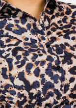 Cargar imagen en el visor de la galería, BLUSA ANIMAL PRINT OJALILLO