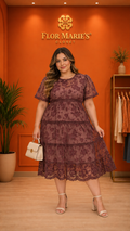 Vestido Plus Size de Encaje Floral Color Ciruela con Falda de Volantes