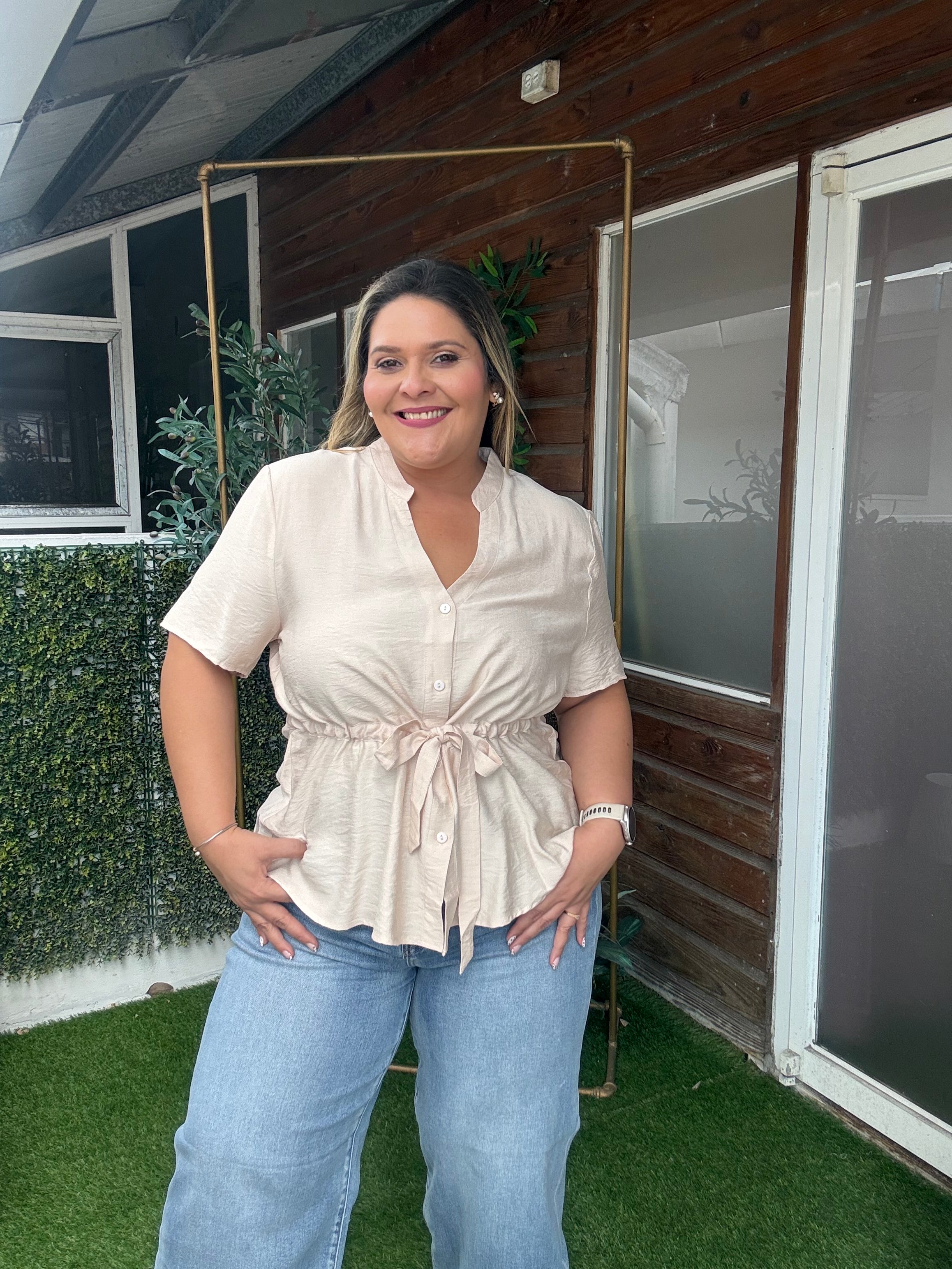 Blusa Beige Elegante para Mujer con Cintura Ajustable/Boutique de Ropa para Mujer en Panamá