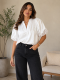 Blusa Blanca con Escote en V y Mangas Abullonadas