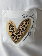 Cargar imagen en el visor de la galería, SWEATER BLANCO CORAZON ANIMAL PRINT