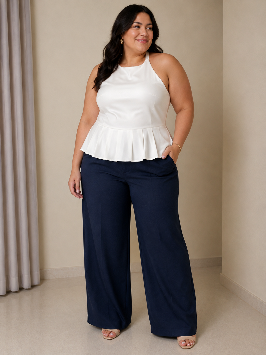 Blusa Blanca  con Escote Halter y Bajo Peplum
