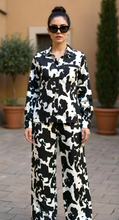 Cargar imagen en el visor de la galería, JACKET COW PRINT NEGRO
