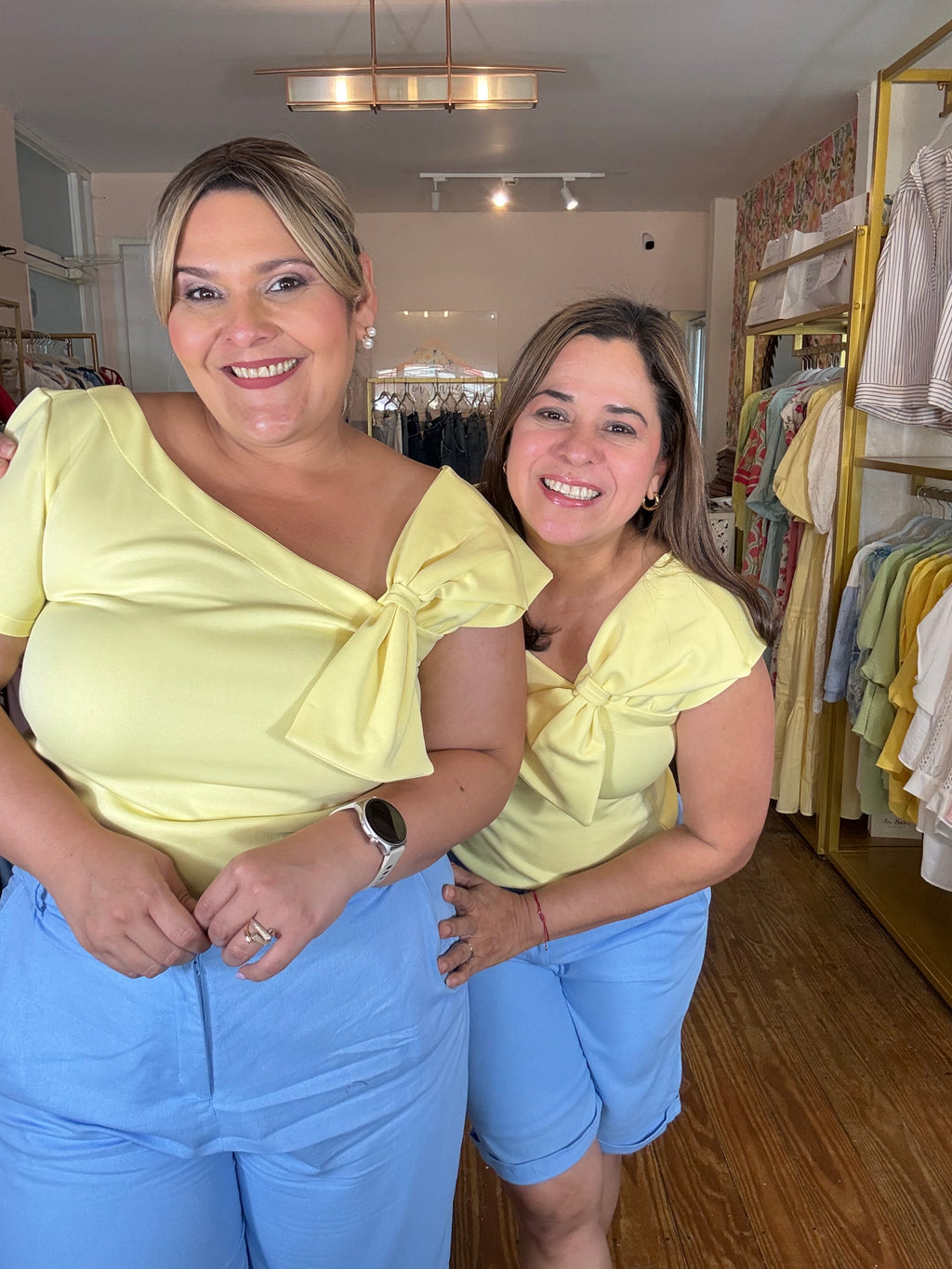 Blusa Amarilla Elegante para Mujer con Lazo – Blusa Casual Chic de Manga Corta | Moda Femenina en Panamá