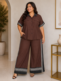 Conjunto Plus Size Marrón de Camisa y Pantalón Palazzo con Rayas en Contraste