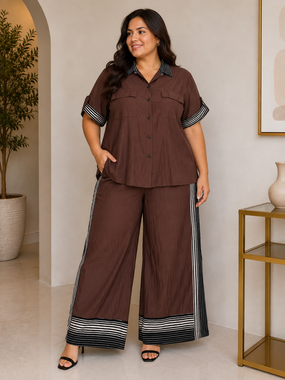 Conjunto Plus Size Marrón de Camisa y Pantalón Palazzo con Rayas en Contraste