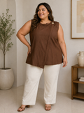 Blusa Plus Size Marrón sin Mangas con Detalle de Lazo y Broche Decorativo