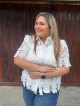 Cargar imagen en el visor de la galería, BLUSA ENCAJE BLANCA
