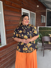 Cargar imagen en el visor de la galería, BLUSA NEGRA FLORES NARANJAS