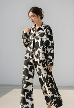 Cargar imagen en el visor de la galería, JACKET COW PRINT CAFE