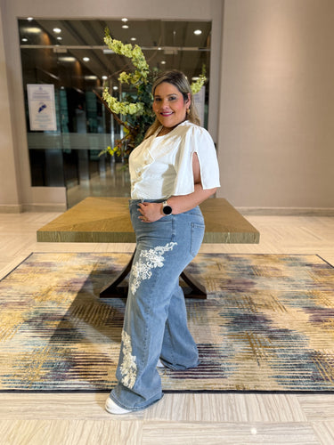 PANTALON JEANS AZUL CON FLORES BLANCA