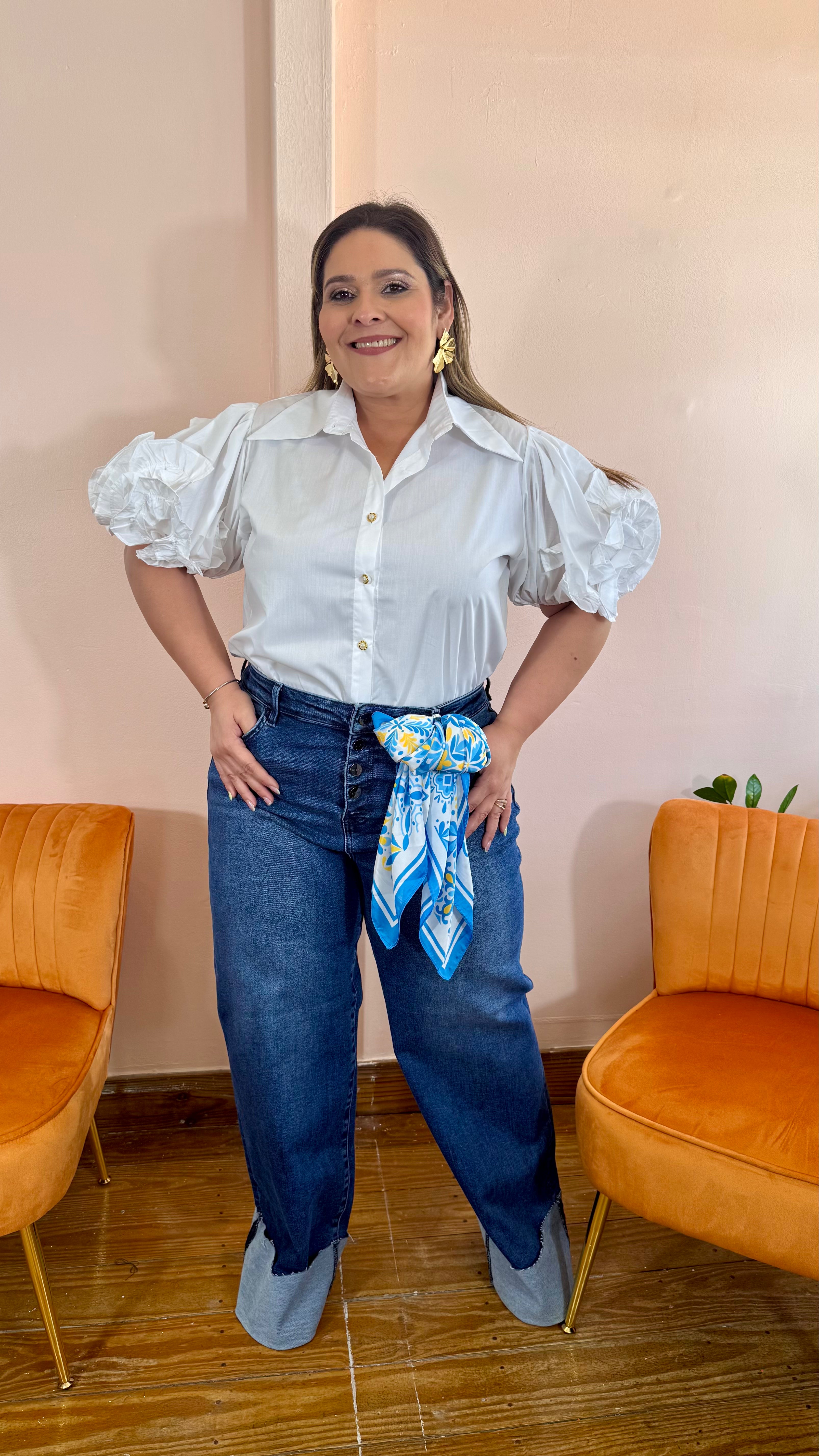 Blusa Plus Size Blanca con Mangas Abullonadas y Botones Dorados/Camisa Elegante para Mujer Curvy en Panamá