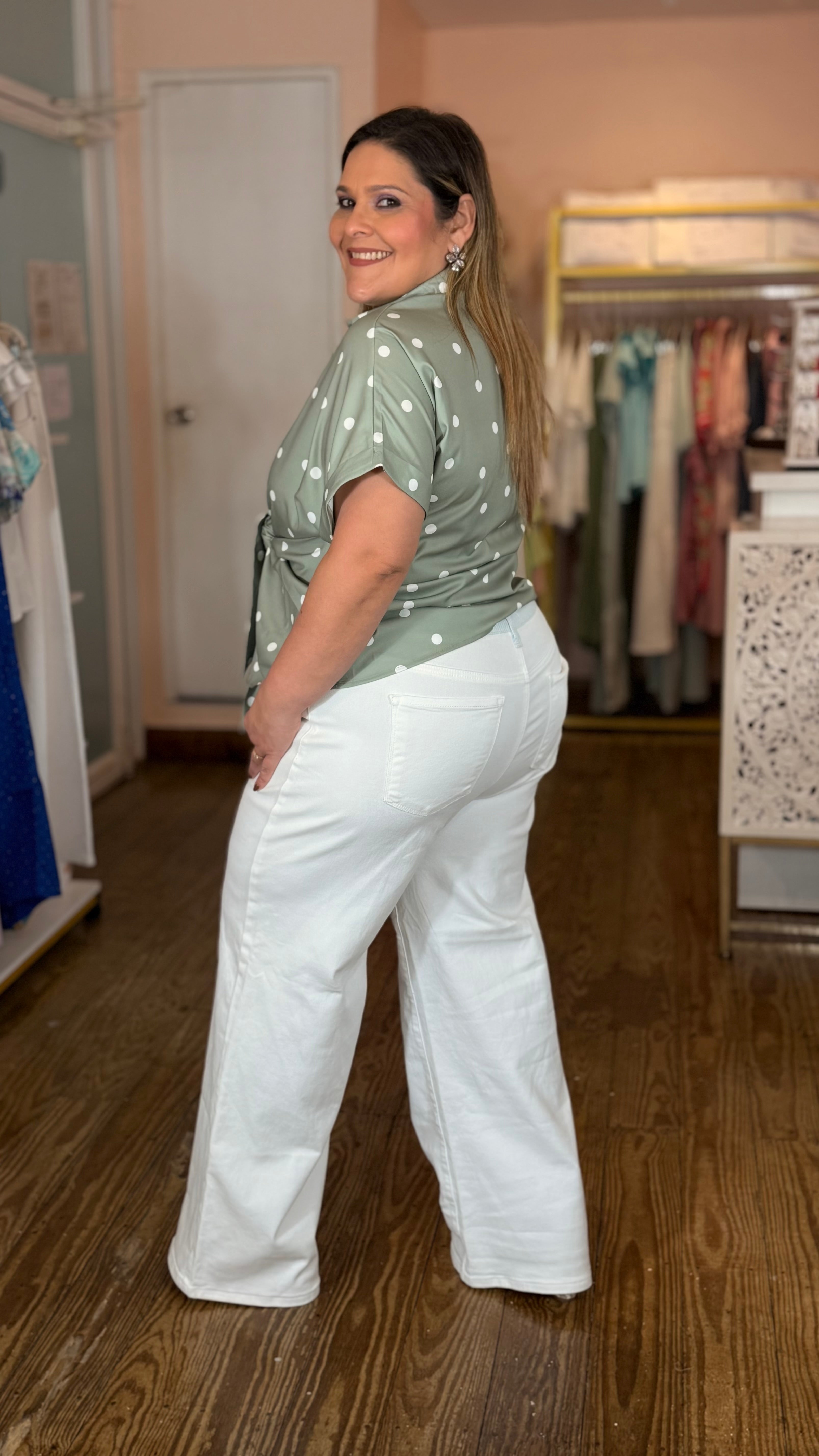 Blusa Plus Size Verde Menta de Lunares para Mujer | Moda Curvy Elegante en Panamá