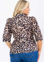 Cargar imagen en el visor de la galería, BLUSA ANIMAL PRINT OJALILLO