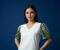 Blusa Blanca con Mangas Estampadas Verde Oliva para Mujer | Blusa Casual Chic en Panamá